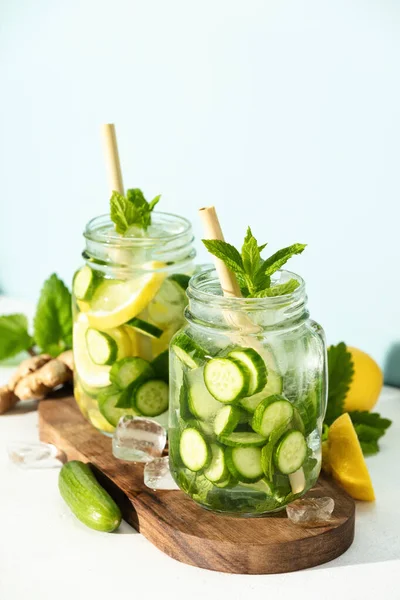 Disintossicare l'acqua infusa. Cocktail rinfrescanti fatti in casa bevande estive, focus selettivo — Foto Stock