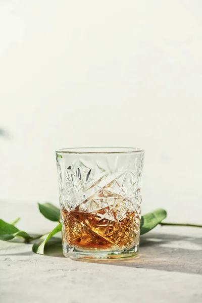 Glass of whiskey with ice cubes close up — Stock Photo, Image