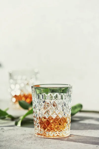 Glasses of whiskey with ice cubes close up — Stock Photo, Image