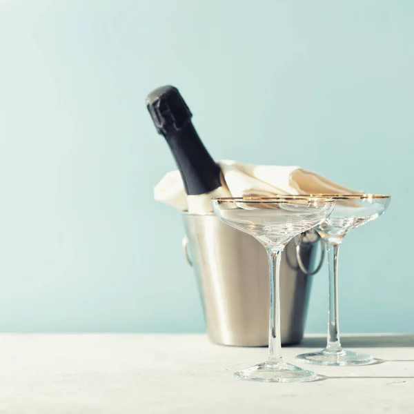 Fles champagne en glazen op zee en lucht achtergrond. — Stockfoto