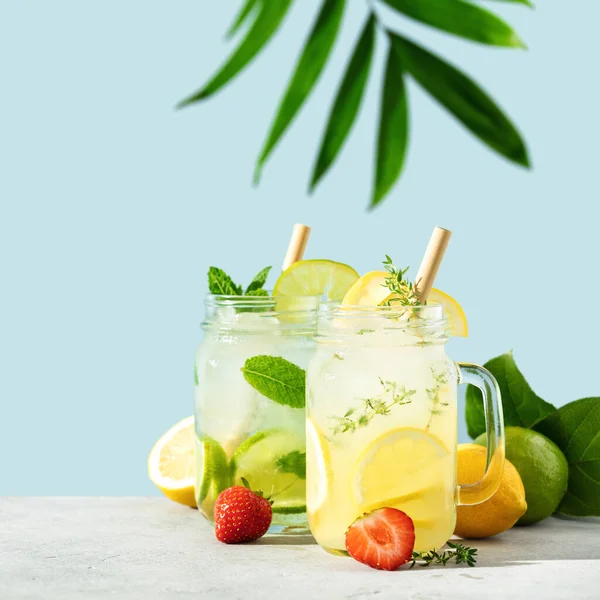 Limonade en mojito op blauwe lucht achtergrond close-up — Stockfoto