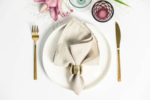 Elegante mesa con decoración floral, plano —  Fotos de Stock
