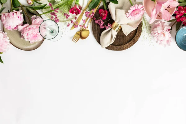 Concepto de ajuste de mesa de primavera - hermosas flores rosadas, vajilla de moda y cubiertos — Foto de Stock