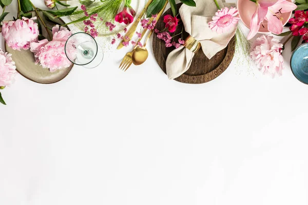 Spring table setting concept - beautiful pink flowers, trendy crockery and cutlery — Stock Photo, Image