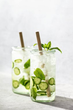 Nefis ferahlatıcı su, naneli ve salatalıklı sert ışık ve gölgeli.