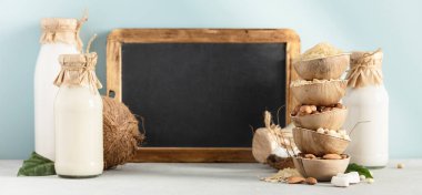 Sütsüz süt, süt şişeleri ve karatahta gibi çeşitli planlar yapmak için gerekli malzemeler