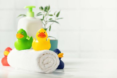 Tuvalet aksesuarları beyaz banyo tezgahında fayans duvarına karşı.