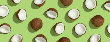 Yeşil arka planda olgun hindistan cevizli desen. Üst Görünüm