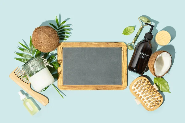 Produk kelapa spa rata dengan papan tulis, wajah, tubuh dan konsep perawatan organik rambut — Stok Foto