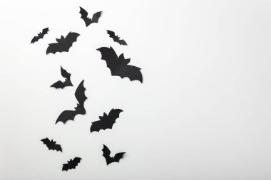 Beyaz arka plan üzerinde uçan Cadılar Bayramı ve dekorasyon konsepti - siyah kağıt yarasalar