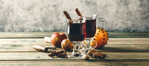 Svařované víno s kořením a pomerančovými plátky na dřevěném stole, banner — Stock fotografie