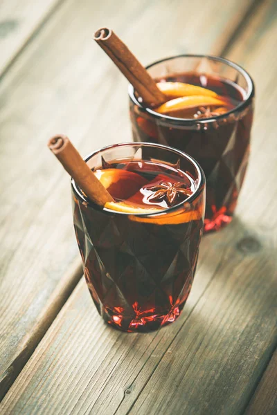 Vinho amassado com especiarias e fatias de laranja — Fotografia de Stock