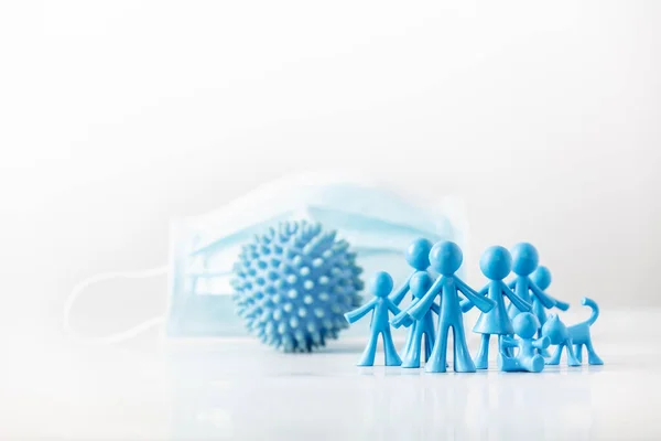 Groep plastic figuren, abstract model van coronavirus en medisch masker op lichtgrijze achtergrond — Stockfoto