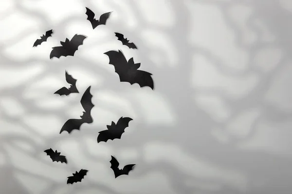 Halloween concetto di decorazione - pipistrelli di carta nera e alberi spaventosi ombre sfondo — Foto Stock