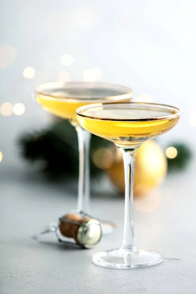 Dvě sklenice na šampaňské, korkový a vánoční ozdoby selektivní zaměření — Stock fotografie