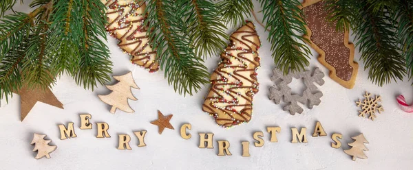 Merry Christmas geschreven met houten letters, koekjes en kerstversiering — Stockfoto