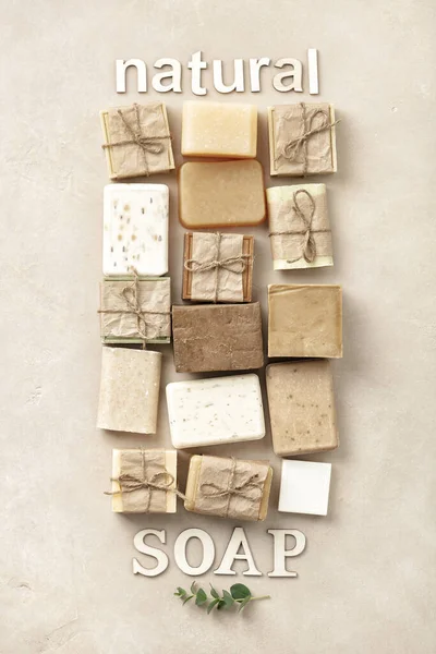 Composizione flat lay con saponette fatte a mano e lettere in legno su sfondo beige — Foto Stock