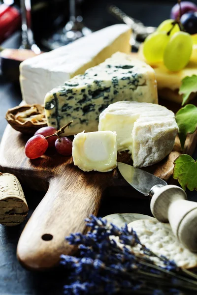 Wine, grape and cheese — Stock Photo, Image