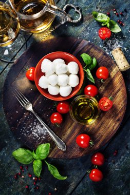 kiraz domates, fesleğen yaprağı, mozzarella peyniri ve zeytinyağı f