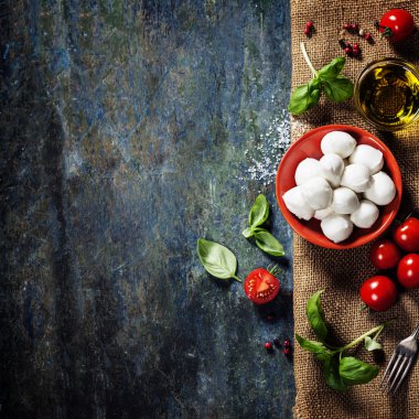 kiraz domates, fesleğen yaprağı, mozzarella peyniri ve zeytinyağı f