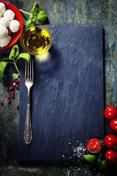 Tomates cherry, hojas de albahaca, queso mozzarella y aceite de oliva —  Fotos de Stock