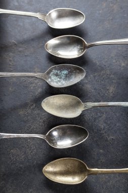 eski kaşık ile boş pan 