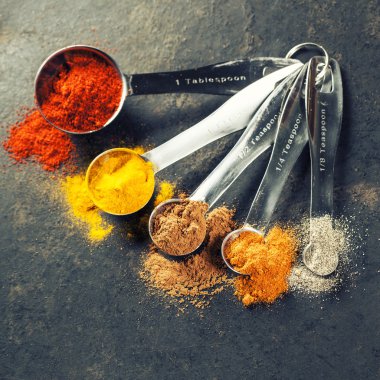 metal kaşık içinde renkli baharatlar 