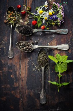 siyah, yeşil ve bitkisel çay