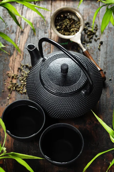 Imagen de la tradicional tetera oriental y tazas de té —  Fotos de Stock