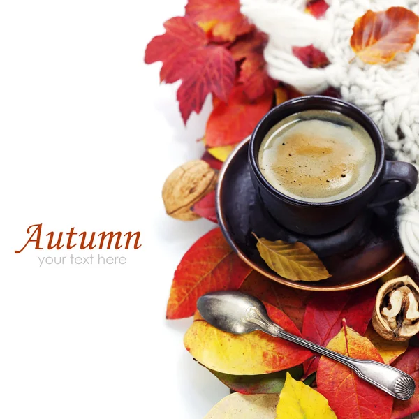 Gemütliche Tasse Kaffee und Herbstblätter — Stockfoto