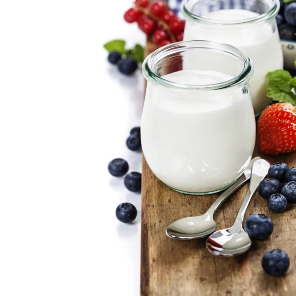 Gezond ontbijt - yoghurt met muesli en bessen — Stockfoto