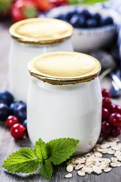 Healthy breakfast - yogurt with muesli and berries — Stock Photo, Image