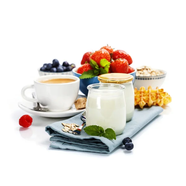 Healthy breakfast - yogurt with muesli and berries — Stock Photo, Image