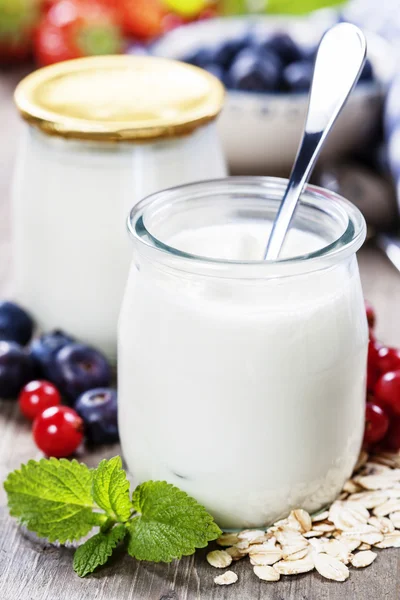 Zdravá snídaně - jogurt s müsli a ovocemhälsosam frukost - yoghurt med müsli och bär — Stockfoto