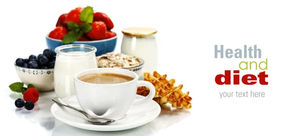 Desayuno saludable: yogur, café, muesli y bayas —  Fotos de Stock