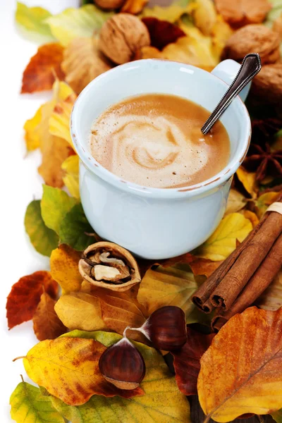 Acogedora taza de café y hojas de otoño —  Fotos de Stock