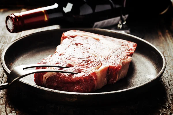 Rauwe biefstuk en wijn — Stockfoto