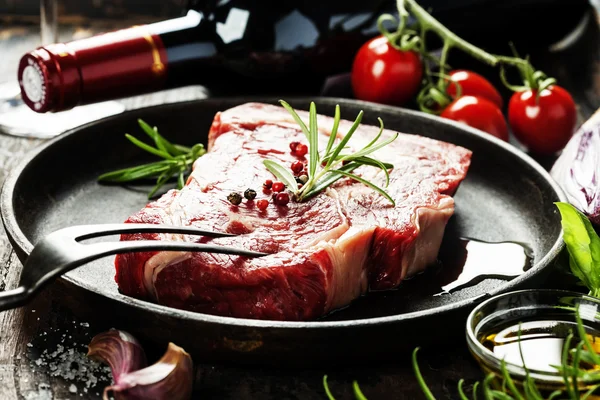 Raw beef steak and wine — Stock Photo, Image