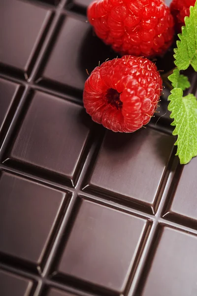 Barra de chocolate negro con frambuesa —  Fotos de Stock