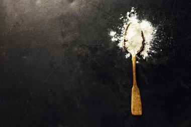 kaşık içinde bütün un