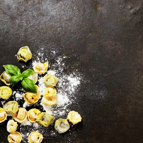 Hemlagad rå italiensk tortellini och basilika blad — Stockfoto