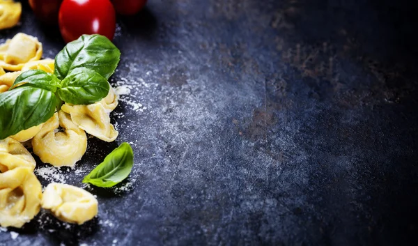 Tortellini italiano cru caseiro e folhas de manjericão — Fotografia de Stock