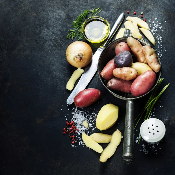 Cooking fresh potatoes — Stock Photo, Image