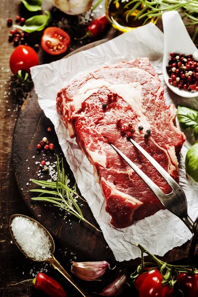 Syrový hovězí steak — Stock fotografie