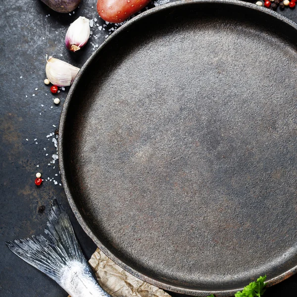 Fondo alimentario con pescado y verduras —  Fotos de Stock