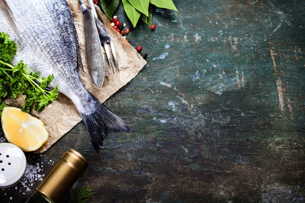 Essen Hintergrund mit Fisch und Wein — Stockfoto
