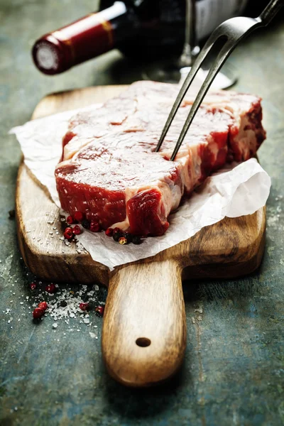 Carne de res cruda y vino —  Fotos de Stock