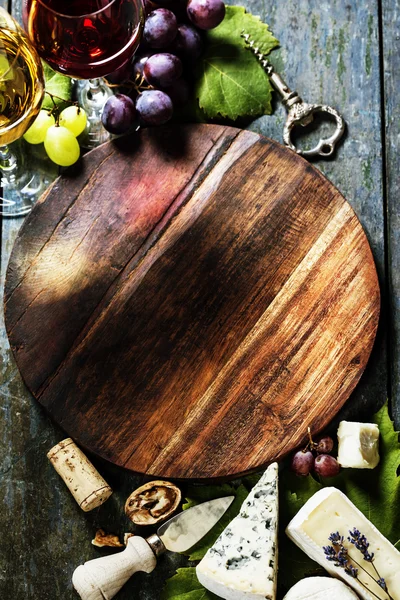 Vinho, uva e queijo — Fotografia de Stock