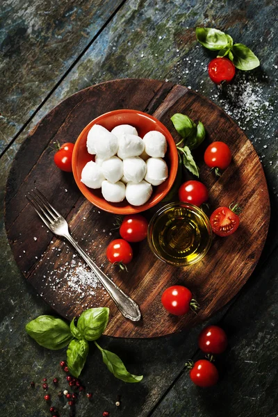 Pomidory cherry, bazylii, mozzarellą i oliwy z oliwek f — Zdjęcie stockowe