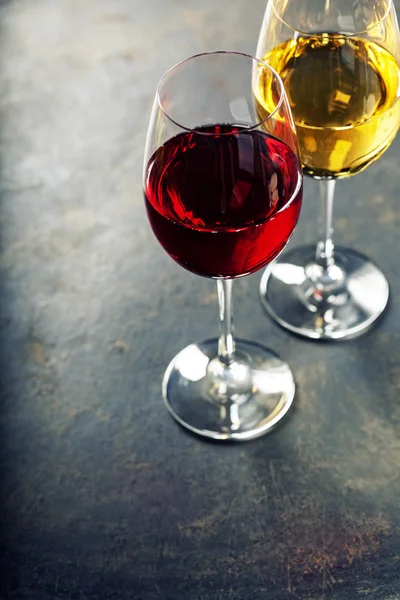 Glasses of white and red wine — Stock Photo, Image